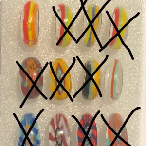 Glas ringar  - 12 st glas ringar i olika mönster och färger. 3 st har några små repor men det syns inte så mycket, jag säger till ifall du väljer en av dem:) kan också gå ner i pris på dem. Kontakta gärna ifall du vill veta måttet:) PRIS: 1 st/12kr   2 st/20kr  3 st/25kr 