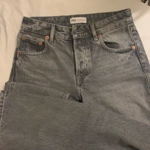 Lågmidjade populära Zara jeans strl 32💕❤️ - Ett par jättefina nya ljusgråa zara jeans i strl 32💕 De är köpta här på Plick och fick hem de idag men de var tyvärr förstora😢 De är inte jättesmå men i strl 32 och ganska långa☺️ Inte mina bilder pga att de var så himla stora men har tagit de av förra säljaren och andra med samma jeans💕 Priset kan diskuteras och skriv gärna bud till mig privat💕