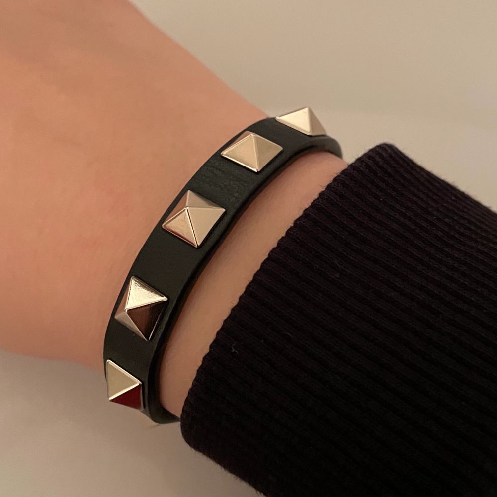 Säljer mitt coola Valentino armband, armbandet är svart med silvriga nitar på. De tillkommer en dustbag samt extra nitar. Det är knappt använt, finns inga defekter, som helt nytt. Mycket bra skick! Kvitto finns! Nypris: 2000kr Spårbart frakt 📦. Accessoarer.