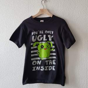 Cool T-shirt med tryck i storlek S. Den är i bra skick och har endast används ett fåtal gånger. Säljs pga att den inte används. 