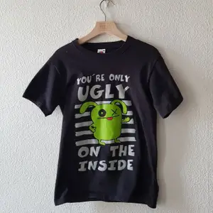 Cool T-shirt med tryck i storlek S. Den är i bra skick och har endast används ett fåtal gånger. Säljs pga att den inte används. 