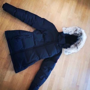 Canada Goose Chelsea - Selger en kjempe fin Canada Goose - Ladies Chelsea Parka i svart. Lite brukt så god son ny. Er i str Xxs, men den passer en Xs også
