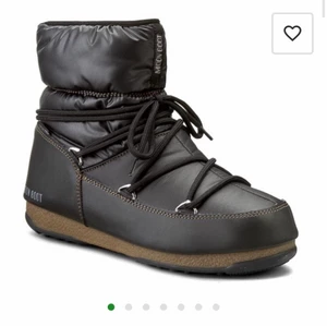 Moonboots - Så fina låga svarta moonboots som passar till allt! Knappt använda och är i väldigt fint skick. De är i storlek 38-39. De är jättevarma och sköna att ha på sig på vintern💜