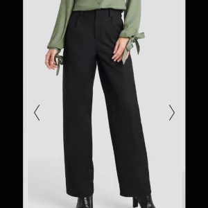 Kostymbyxor från Nakd - Svarta kostymbyxor med hög midja och vida ben. Kommer från Nakd x Nicole Mazzocato och är använda men i gott skick. För mig som är 170 går de ner till marken. Köptes för 449. Säljer dem för 150kr och köparen står för frakten.