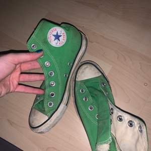 Gröna Converse utan snören (ingen aning vart dem är). Skorna är gamla men jäkligt snygga, alldeles försmå för mig och har därför inte använt dem på några år! 