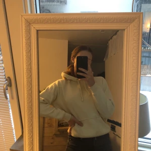 Hoodie  - En gul hoodie från Bikbok. Är lite nopprig annars i bra skick. Säljer pga använder inte längre. Köparen står för frakten.