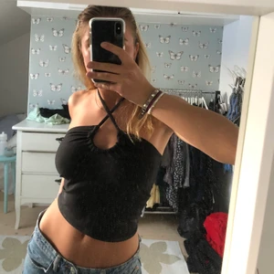 Fest topp - Säljer denna jätte populära topp som man kan ha på två olika sätt!! Skit snygg och är i nyskick 💕💕 toppen är köpt på design_bylow