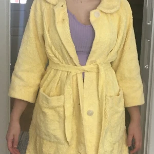 Vintage gul rock från 80 talet - Jättefin solgul frottérock som är använd fåtal gånger. Passar till olika tillfällen och storlek s/m 💕