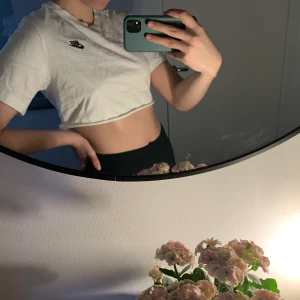 Nike t-shirt  - En supersnygg vit avklippt nike T-shirt som tyvärr inte kommer till användning 🤍