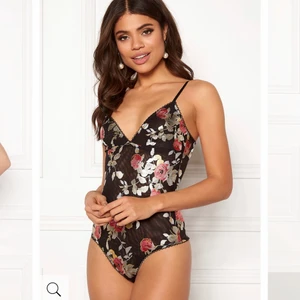 Mesh body från ONLY storlek medium - Supersnygg body i mesh från ONLY. Bodyn har blommor av metallictråd och passar perfekt till festliga tillfällen. Endast använd 1 gång! Bodyns storlek är medium och enligt mig är den normal i storleken.