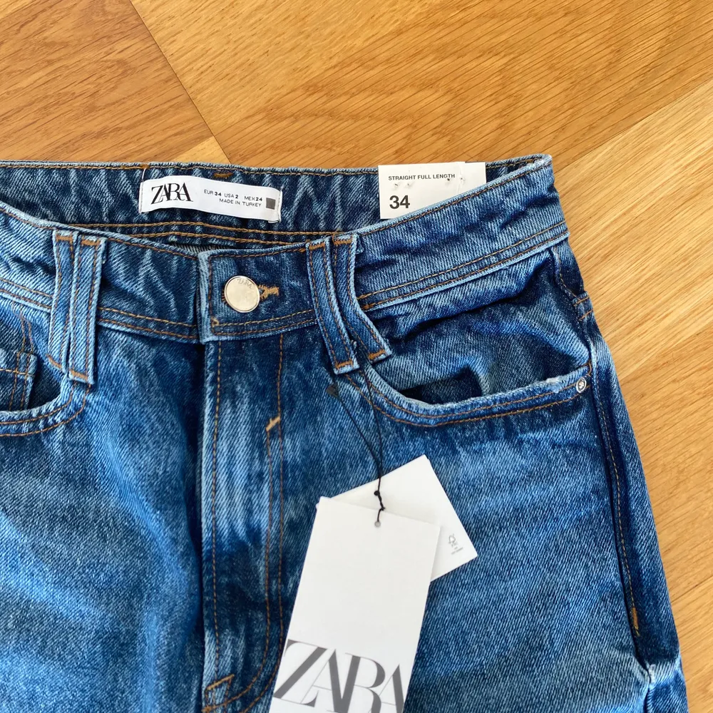 Säljer de super populära full length jeansen från Zara som är slutsålda över allt! Storlek 34 och helt oanvända, lappen sitter kvar✨ Dem är långa i benen och sitter super snyggt på kroppen💕  Frakten är 66kr buda i kommentarerna, budgivningen slutar torsdag 18 februari❤️ SÄLJER DIREKT för 400+frakt. Jeans & Byxor.