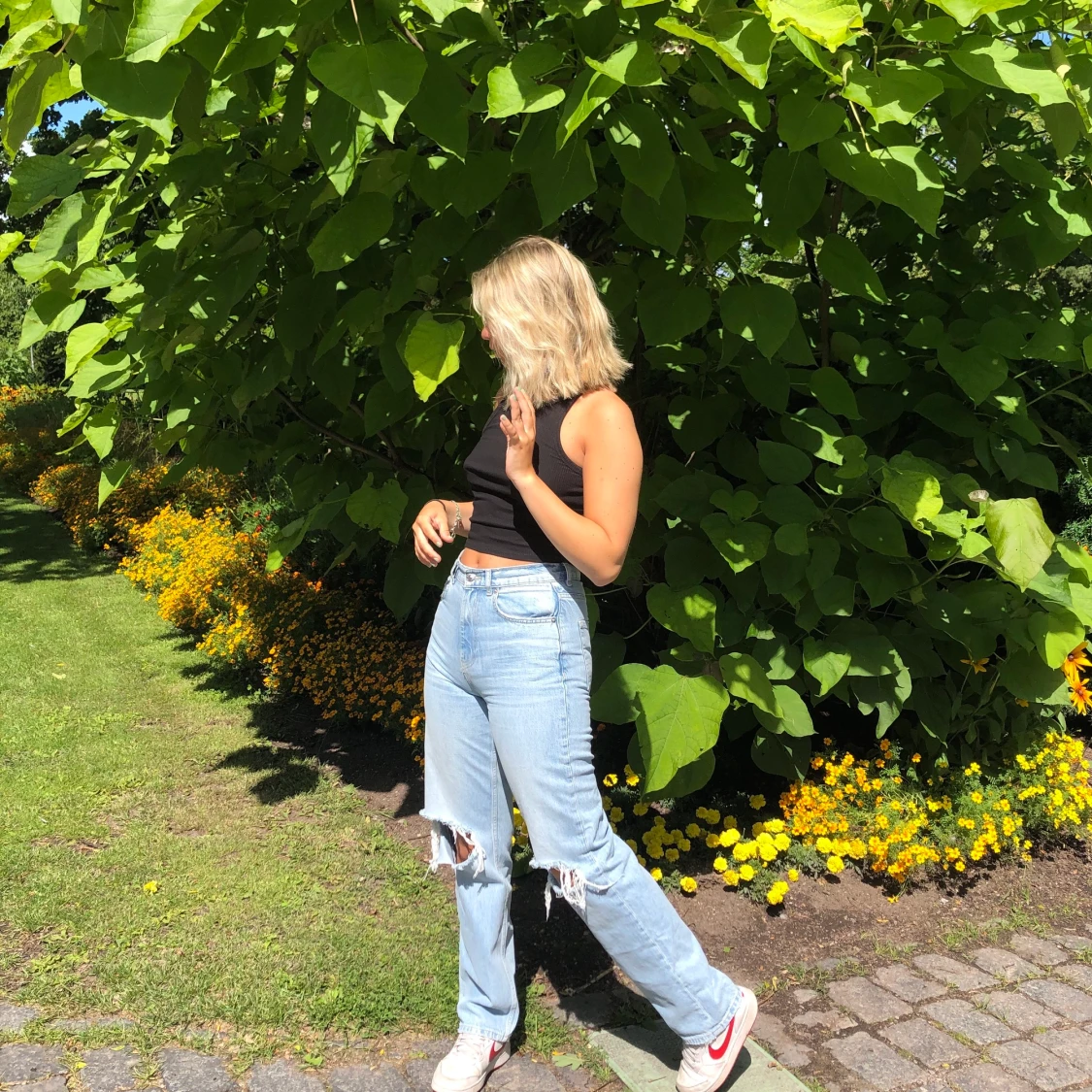 Jeans med hål i knäna