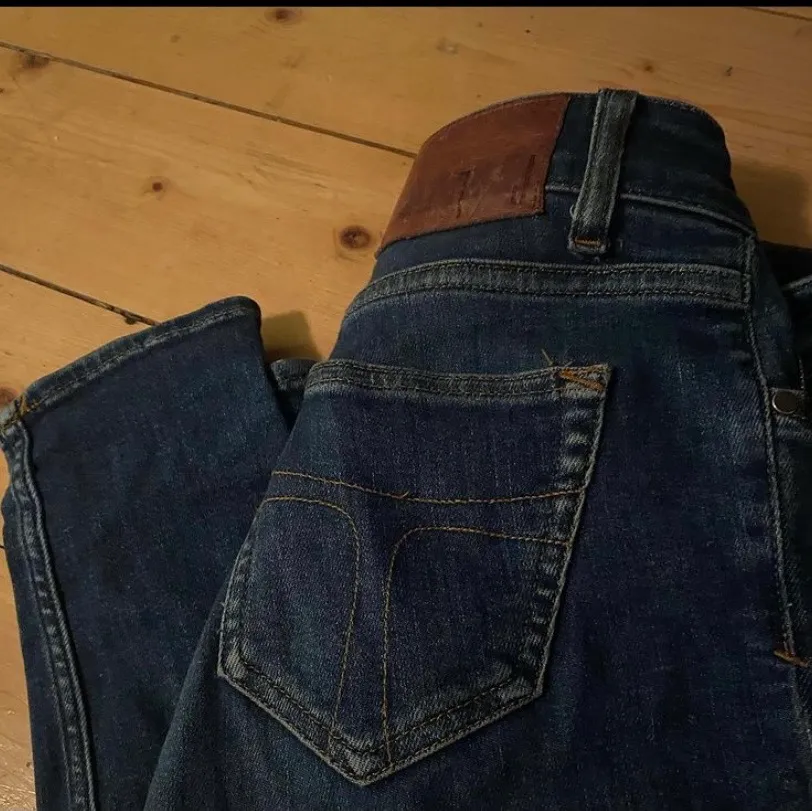 Säljer nu mina jätte fina jeans då dem tyvärr aldrig kommer till användning längre!. Jeans & Byxor.