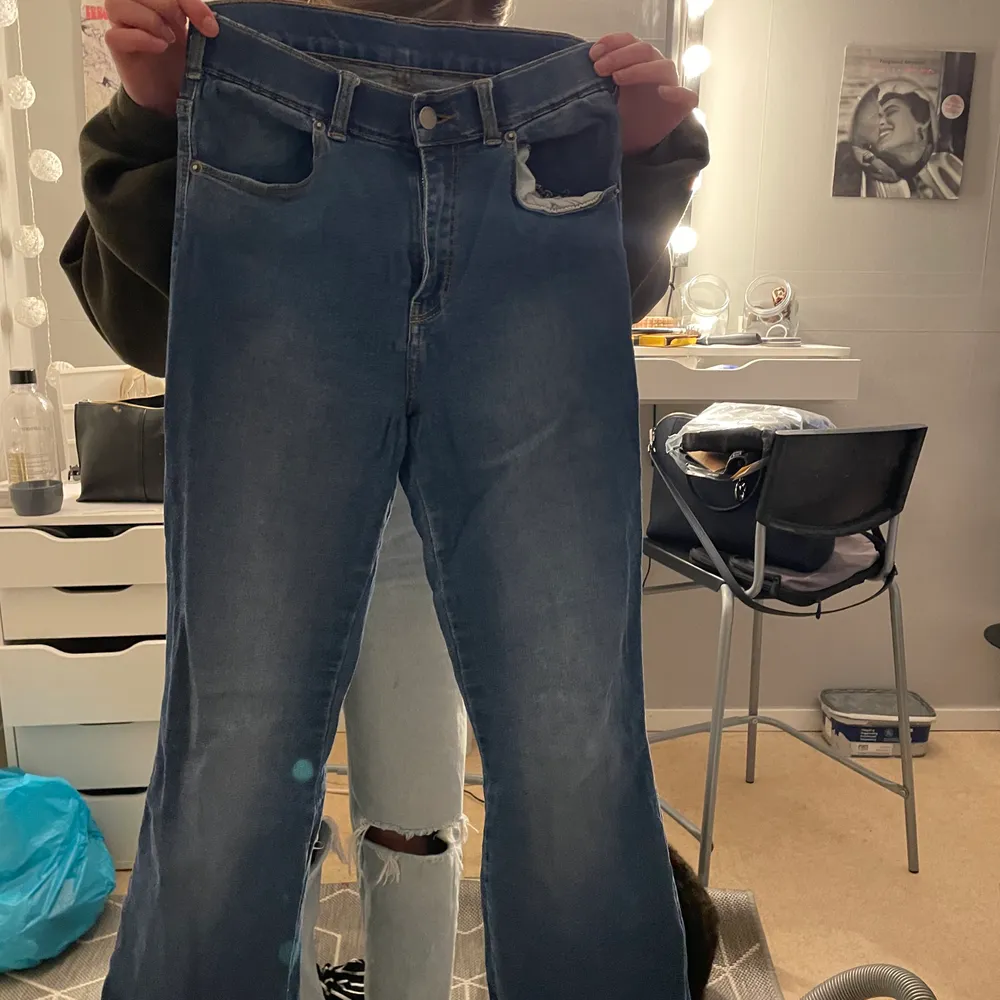 Säljer dessa blå Boot Cut dr denim jeans då de är för långa i benen för mig (167cm lång). Jeans & Byxor.