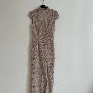 Balklänning / långklänning - En vacker balklänning från nåt märke på zalando (minns inte). Storlek 36-36. Fin beige / gammelrosa spets och vacker öppen rygg som inte går att fånga på bild. Använd en gång. 