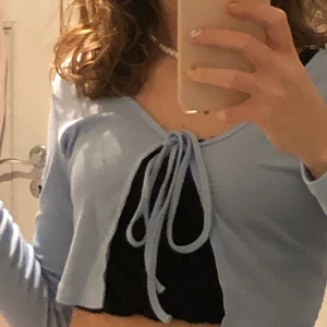 Blå knittop - En superfin blå tröja men knyte fram, super super fin till sommaren och perfekt att bara dra på sig, säljer den för att den är lite liten