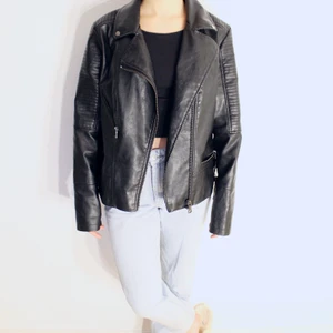 Oversize fejk skinnpaj  - Super snygg fejk skinnpaj 🖤.                            Passar: S/M Pris 100kr. Skriv buden till mig privat eller kommentera på bilden!  Kan även mötas upp mellan Varberg & Göteborg Köpare står för frakten (Du bestämmer vilket paket så länge det uppfyller vikt och storleks kraven)