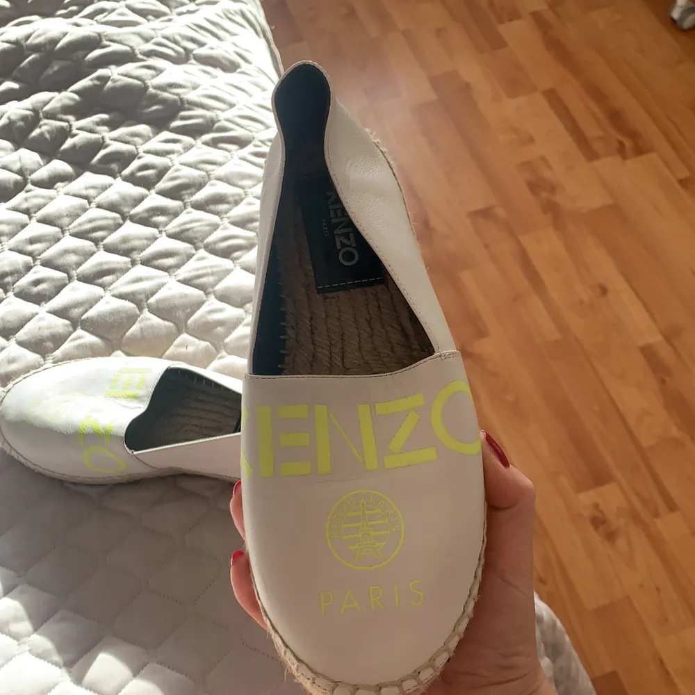 Säljer dessa fina kenzo espadrilles som är knappt använda i storlek 37. I väldigt bra skick. Pris kan diskuteras!!. Skor.