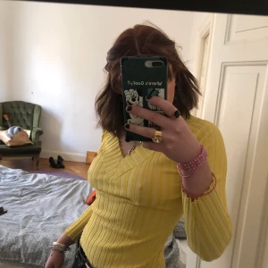 Gul ribbad tröja - Ribbad fil tröja med v-ringning. Oanvänd.