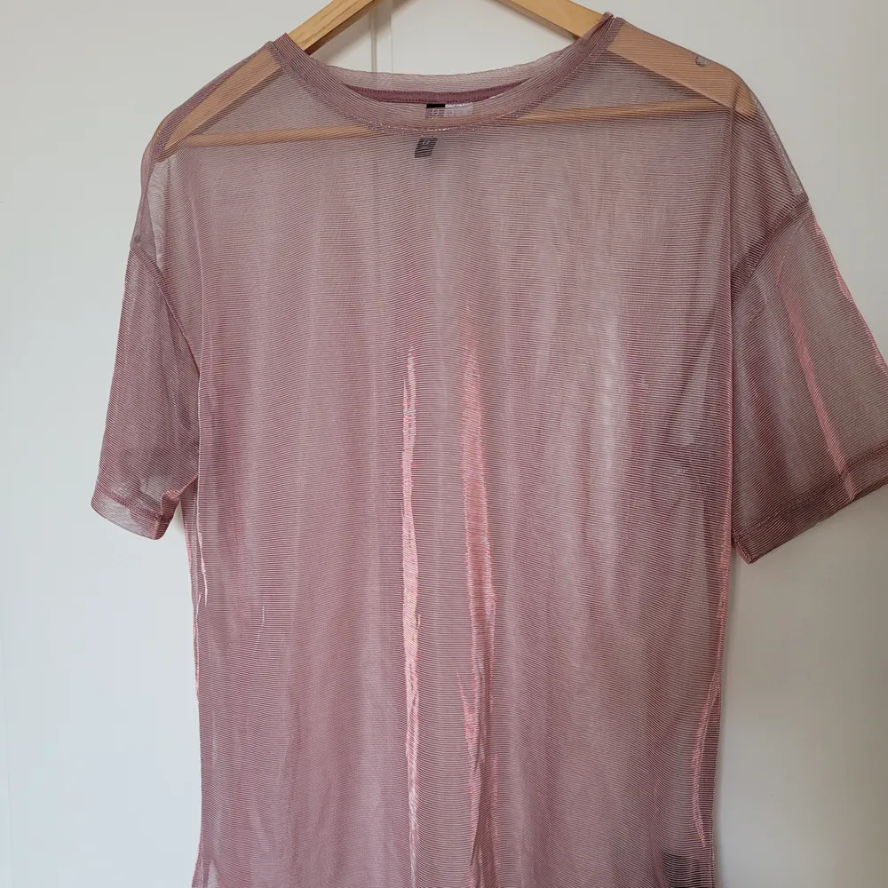 En tröja i mesh. Köpt sommaren 2019, använt max 2 gånger. Den är oversize så passar perfekt till cykelbyxor på sommaren 🌞. T-shirts.