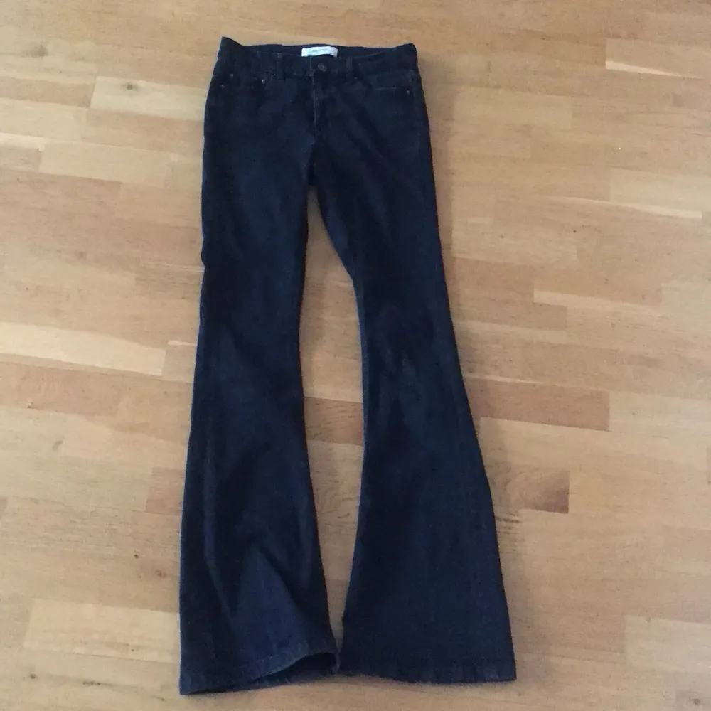 jättesnygga bootcut jeans från zara!🖤 Jag är 173 och dom sitter perfekt i längden på mig, frakt på 66kr tillkommer, skriv privat för frågor eller fler bilder 🖤 KOLLA GÄRNA IN MINA ANDRA ANNONSER 🖤. Jeans & Byxor.