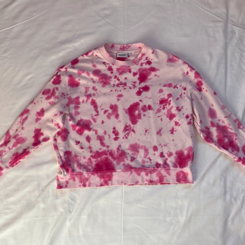 Super fin rosa tie-dye sweatshirt. Det ser lite ut som ko-mönster vilket jag tycker är skit snyggt. Sweatshirten är köpt på weekday och är i storlek M men passar nog även L då den är väldigt oversized. Jag och min syster har tie-dyeat den själva så den är “one of a kind”. 🙃❤️. Tröjor & Koftor.