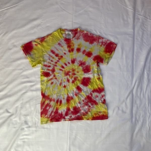 Tie-dye t-shirt - Cool tie-dye t-shirt men snygg passform. Köpt på Beyond Retro för ett tag sen. ❤️