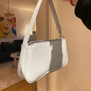 Väska - En så fin väska i ljusblått. Från shein och nypris va 139 kr, den är använd fåtal gånger så i nyskick! Mitt pris är 60kr! Säljer för att den inte kommer till användning så mycket som jag hade hoppats!💞💞