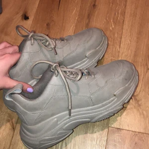 Chunky sneakers från Nelly  - Säljer dessa sjukt snygga beiga sneakers från nelly, använda fåtal gånger. Snörena har slitits lite, se bild 3.  Köpt för 400kr och priset kan diskuteras vid intresse, köparen står för frakten📦 Kontakta mig vid frågor eller fler bilder!💖