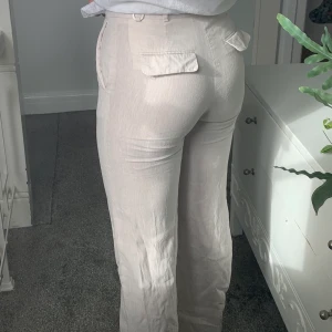 Linnebyxor i kostymmodell - Mina favorit sommarbyxor har blivit för tajta för mig, köpta på MQ för 899 och säljer för 200