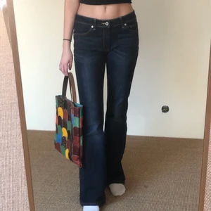 Mörka jeans - Mörkblåa utsvängda jeans✨