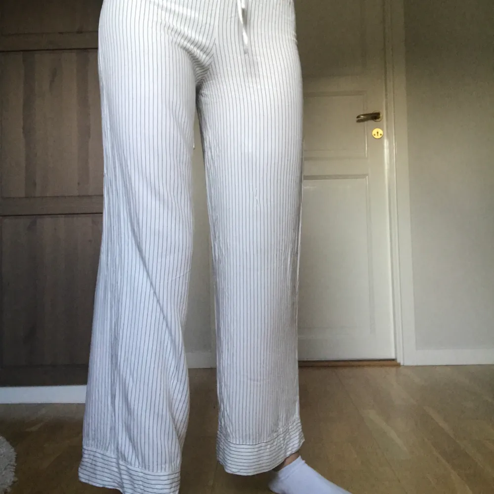Såå fina pyjamasbyxor från Zara! Tyvärr är dom för korta för mig som är 173 cm, därav säljer jag dom ❣️. Jeans & Byxor.