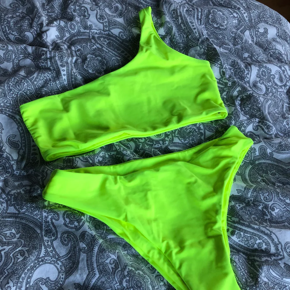 Säljer denna neongula bikinin i st: S. Aldrig använd, skyddet i bikiniunderdelen sitter kvar. Säljer för 65kr + 45kr frakt. . Övrigt.