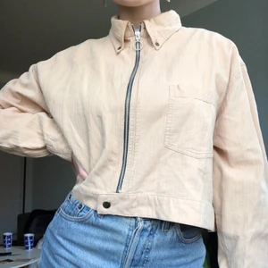 Vår kofta  - Söt cropped zipupp kofta perfff till våren! Det står storlek L men jag är en xs/s o de funkar bra om man vill ha den lite lös 