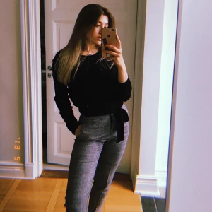 Rutiga kostymbyxor - Säljer mina fina rutiga kostymbyxor på hm som tyvärr blivit för små! Storlek 32 men hade dem när jag var storlek 34. Köparen står för frakt :)