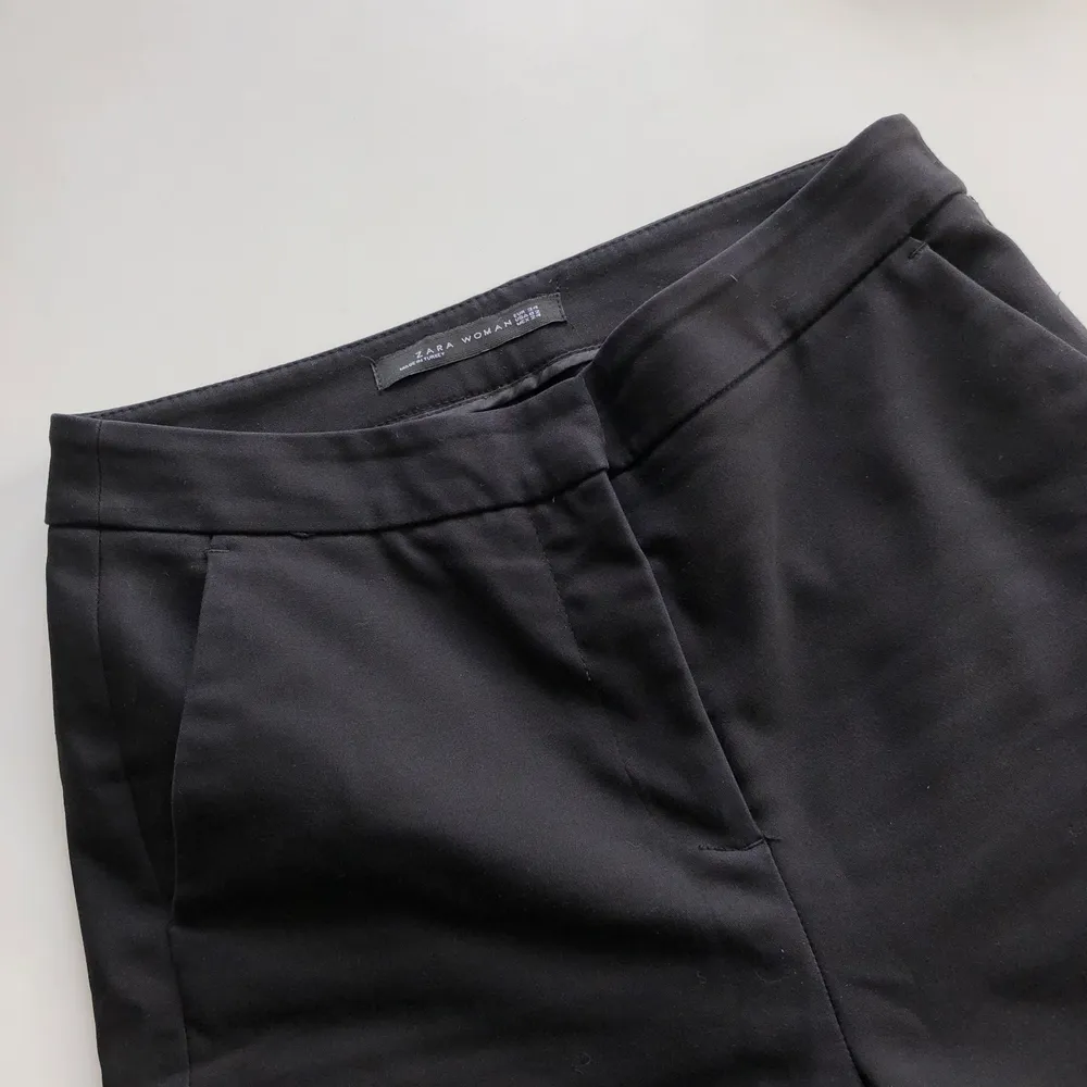 Ett par svarta kostymbyxor från Zara Woman. Storlek 34/XS. I fint skick förutom en liten fläck på baksidan men den syns knappt! 99kr inkl frakt! . Jeans & Byxor.