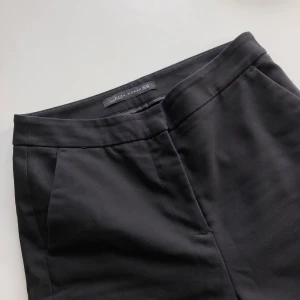 Zara kostymbyxor - Ett par svarta kostymbyxor från Zara Woman. Storlek 34/XS. I fint skick förutom en liten fläck på baksidan men den syns knappt! 99kr inkl frakt! 
