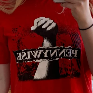 Pennywise merch  - Röd pennywise merch 