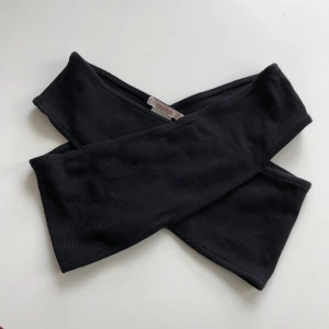 Topp - En snygg svart topp från Pulled & Bear i storlek S. Ribbat tyg. I fint skick! 50kr inkl frakt!