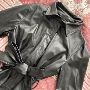 skinnjacka - 70kr, stl xs