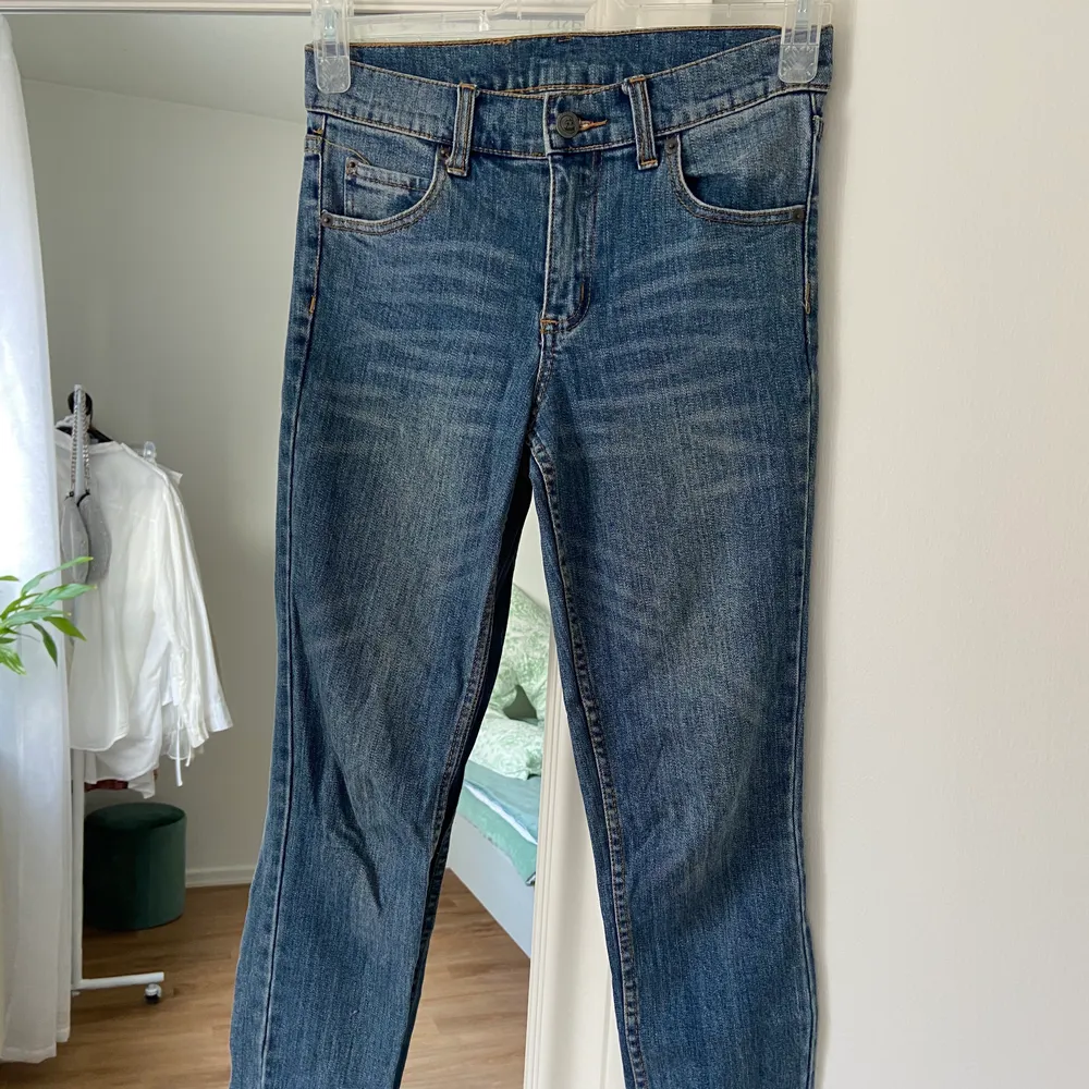 Skitsnygga skinny jeans från Cheap Monday! Älskar färgen på dessa! 5 fickor, gylf & knapp! W:28 L:32. Använda ett par gånger men inte på många år så i väldigt fint skick!. Jeans & Byxor.