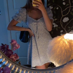 Klänning - Super söt sommar klänning. Har tagit bort snöret på bröstet 💙 lite öppen i ryggen