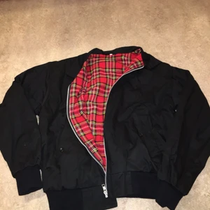 Bomberjacka - Bomberjacka i svart med rött innerdoder. Väldigt tunn så passar perfekt nu till våren! Aldrig använd, tyvärr för liten för mig. 
