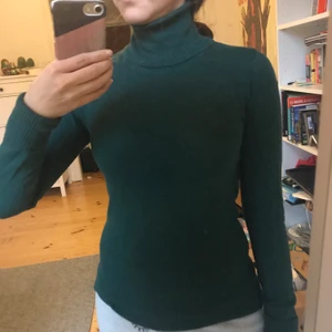 Tröja (grön, storlek XS) - Grön tröja, storlek XS. Pris 80 kr + frakt