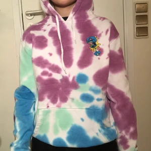 Santa Cruz Hoodie - Tie dye hoodie från Santa Cruz. Skit snygg med tryck på bröst armar och rygg. Använt en del men mycket sparsamt, väldigt gott skick. Original pris 1200kr. Eventuellt bud skre i kommentarerna. 
