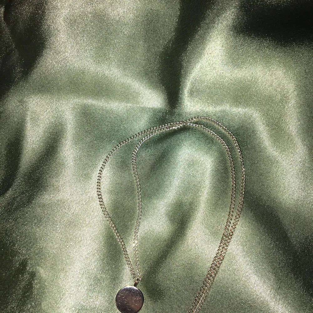 Silvrigt halsband med cirkelformad berlock💜 Kedjan är 45 cm lång och berlocken är 1 cm stor (i diameter) Frakt ingår i priset🤗. Accessoarer.
