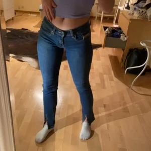 Jeans - Lågmidjade jeans med slits nedantill 😍 köparen står för frakten 😊