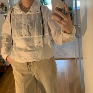 Vit regnjacka - Säljer min superfina regnjacka från stradivarius!! 💞 köparen står för frakten men jag möter även upp i Lund💞 