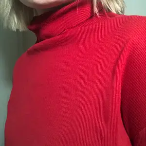 Röd tröja från Weekday i modellen ” Phillipa Long Sleeve T-shirt”. Croppad. Mycket gott skick. 