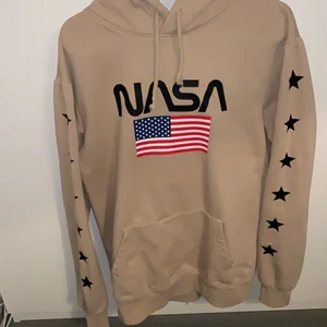 Nasa hoodie  - Säljer min NASA Hoodie då den är lite stor på mig. 200kr